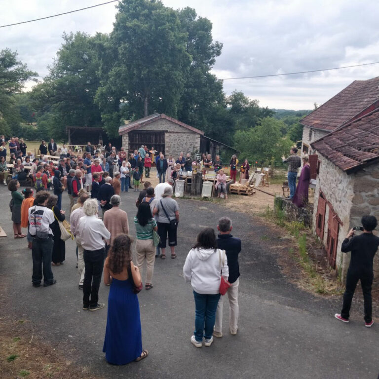 La cour de la ferme, son ancienne bergerie, son four à pain que nous allons rénover pour y faire des fournées régulières, son bassin central, où bientôt, l'eau provenant de la source coulera à nouveau, son quai à cochon qui nous sert de scène... © Catherine Le Galou